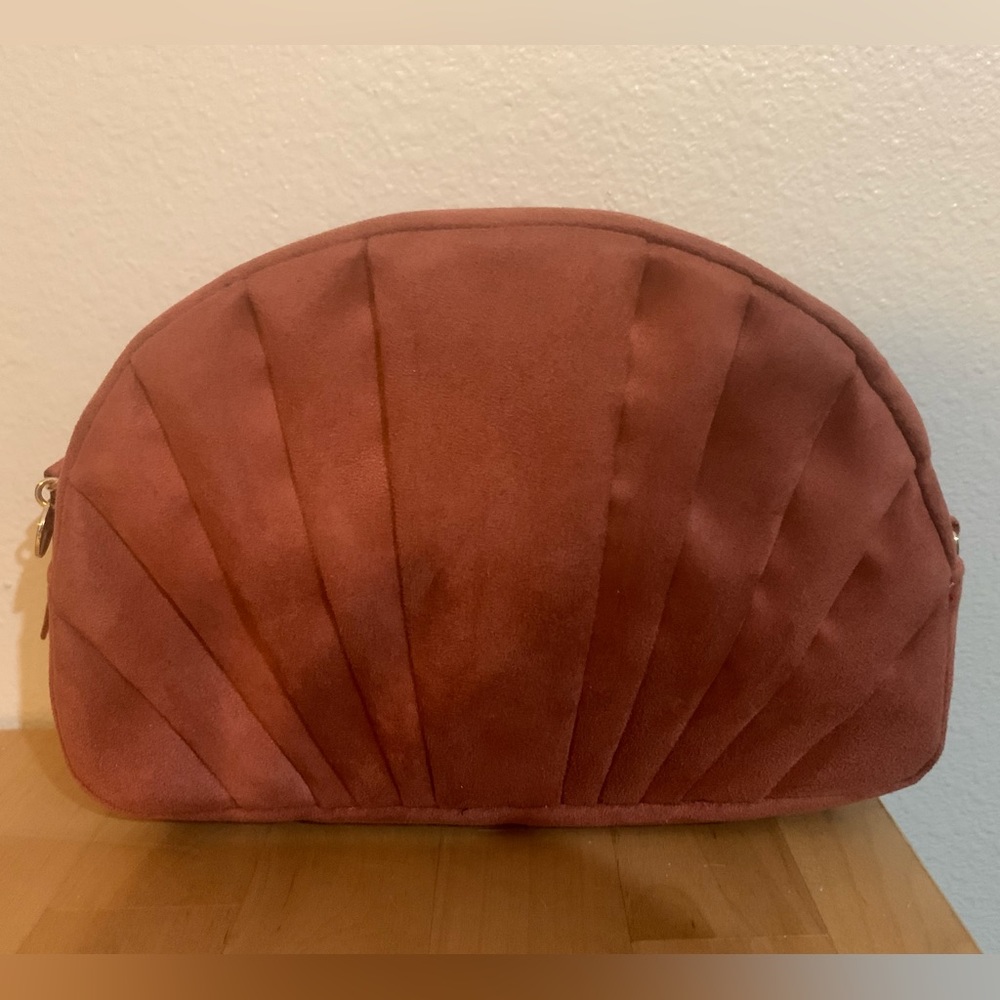 Express shell shaped clutch bag